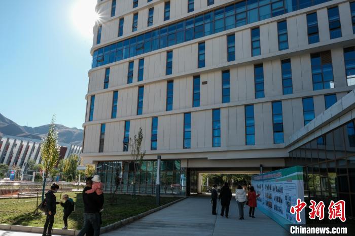因疫情防控需要，此次義診活動進行了人數(shù)限定。圖為西藏民眾帶著孩子到醫(yī)院就診?！〗w波 攝