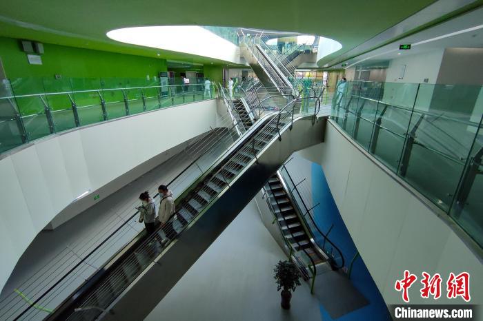 圖為西藏自治區(qū)婦產(chǎn)兒童醫(yī)院內(nèi)景?！〗w波 攝