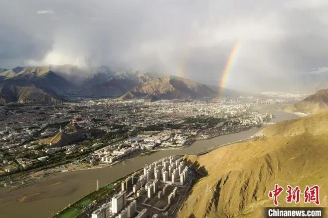 資料圖：海拔3600多米的高原城市拉薩迎來(lái)雨后彩虹。江飛波 攝