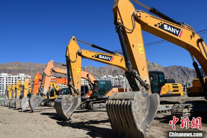 圖為人大附中拉薩學(xué)校開工奠基儀式現(xiàn)場(chǎng)?！∝暩聛硭?攝