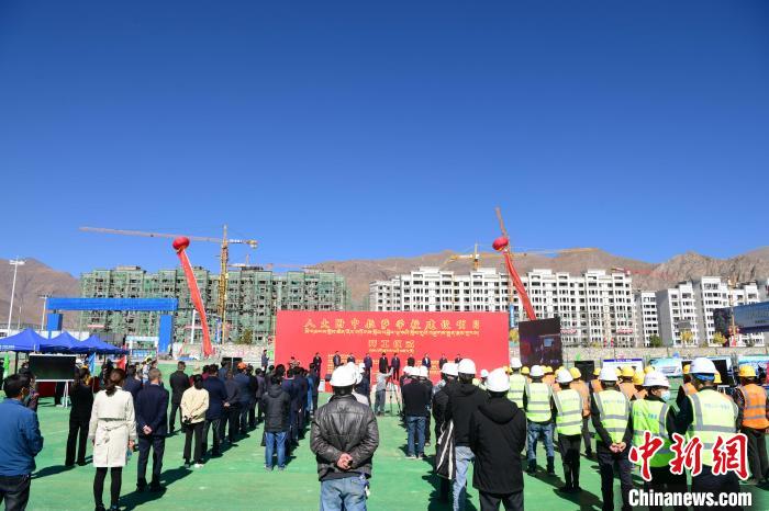 圖為人大附中拉薩學(xué)校開工奠基儀式現(xiàn)場(chǎng)。　貢嘎來松 攝