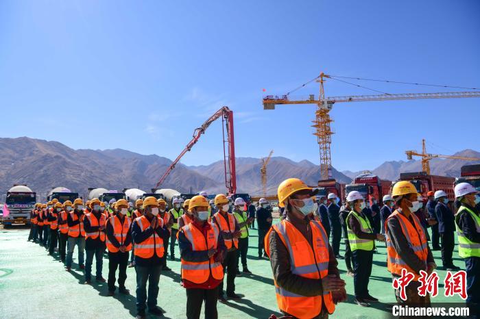 圖為人大附中拉薩學(xué)校開工奠基儀式現(xiàn)場(chǎng)?！∝暩聛硭?攝