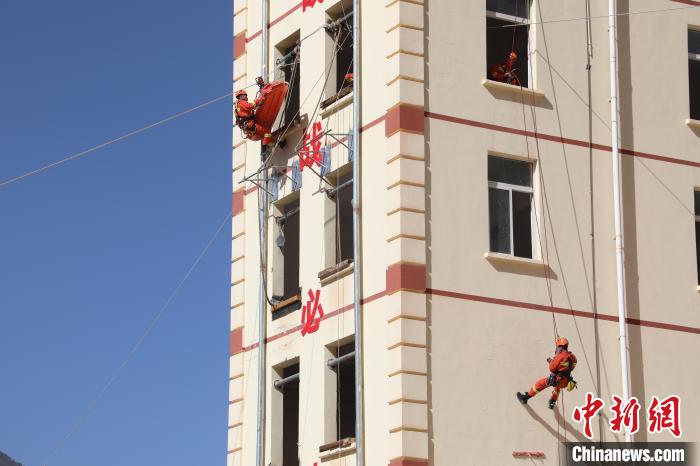 圖為消防指戰(zhàn)員進行繩索救援演練?！≈炜旗?攝