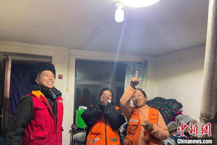 青藏公路109道班接入大網(wǎng)電?！?閆昱翰 　攝