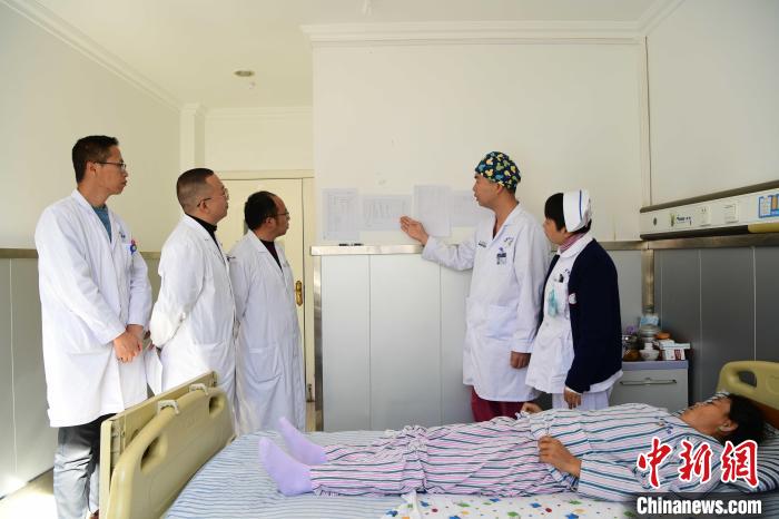 圖為何蔚副主任醫(yī)師(站右二)及團(tuán)隊(duì)術(shù)后對患者的肌肉訓(xùn)練、蛋白飲食等制定了每半日的康復(fù)計劃?！∝暩聛硭?攝