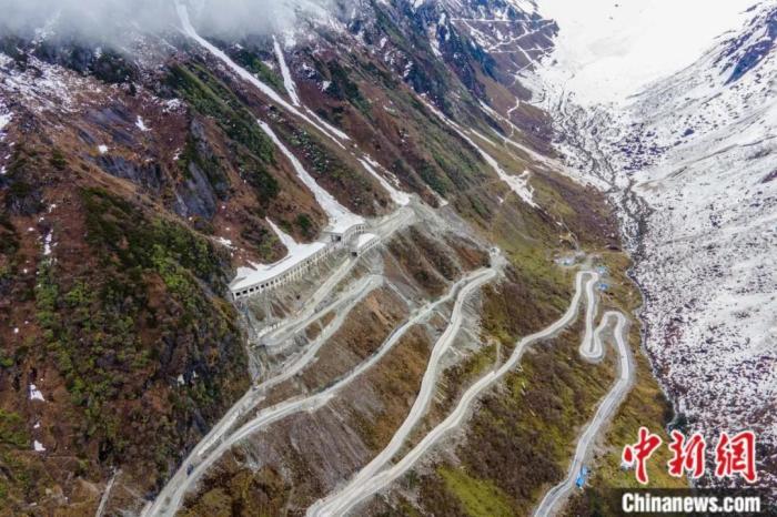 圖為嘎隆拉隧道南段，穿過該隧道后便正式進(jìn)入了墨脫縣范圍。