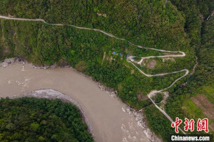 雅魯藏布江一側(cè)的墨脫公路。