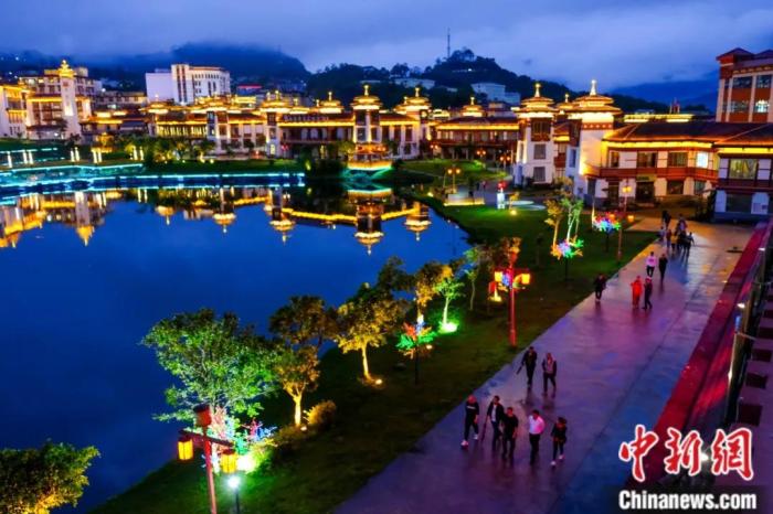 墨脫入夜，華燈初上，昔日“高原孤島”如今日漸繁華。