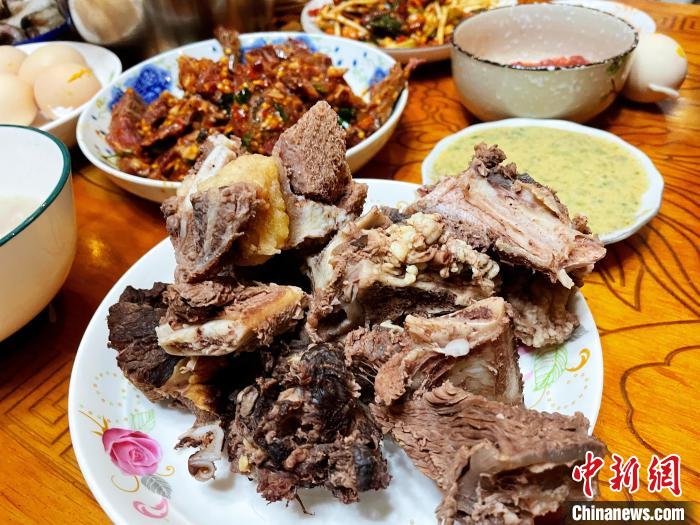 圖為除夕之夜的大餐?！∪轿木?攝