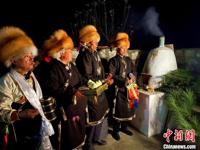 圖為除夕之夜進(jìn)行的驅(qū)鬼儀式。　冉文娟 攝