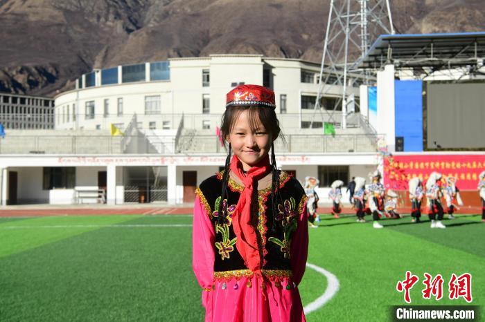 圖為加查縣安繞鎮(zhèn)小學(xué)回族學(xué)生馬萍。　貢嘎來松 攝