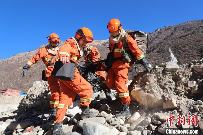 圖為參訓(xùn)消防指戰(zhàn)員密切配合進(jìn)行訓(xùn)練。　昌都市森林消防支隊(duì)江達(dá)縣中隊(duì) 攝