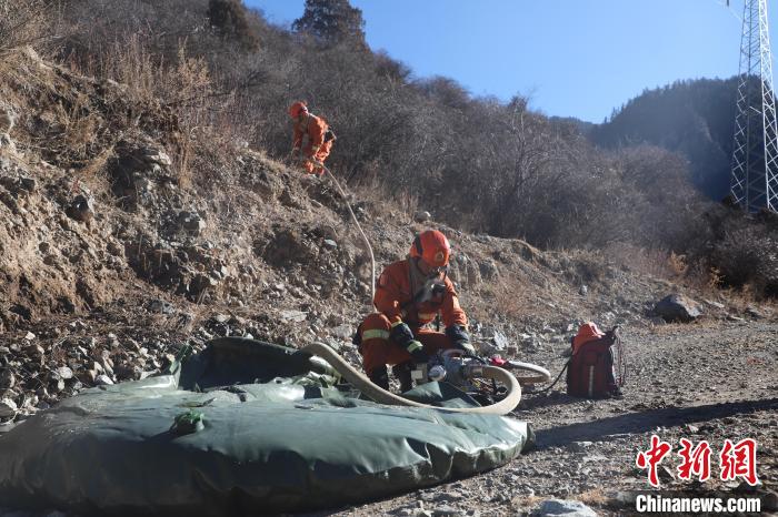 圖為參訓(xùn)消防指戰(zhàn)員架設(shè)蓄水池?！〔际猩窒乐ш?duì)江達(dá)縣中隊(duì) 攝