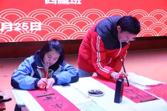 現(xiàn)場書寫春聯(lián)。梁超攝