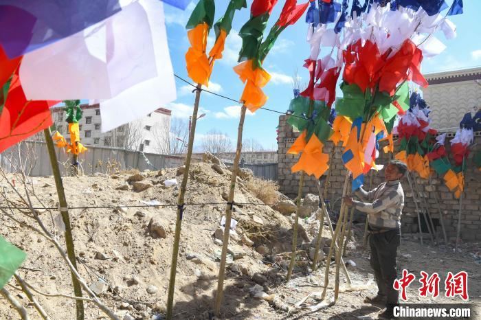 圖為拉薩街頭出售的五彩經(jīng)幡?！∝暩聛硭?攝