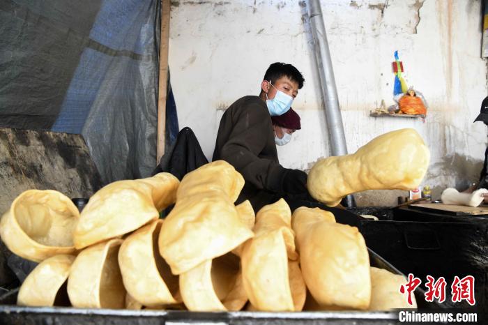 圖為拉薩手藝人制作藏歷新年供品“德卡”?！∝暩聛硭?攝