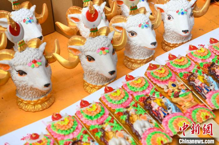 圖為拉薩市場上待售的吉祥羊頭?！∝暩聛硭?攝