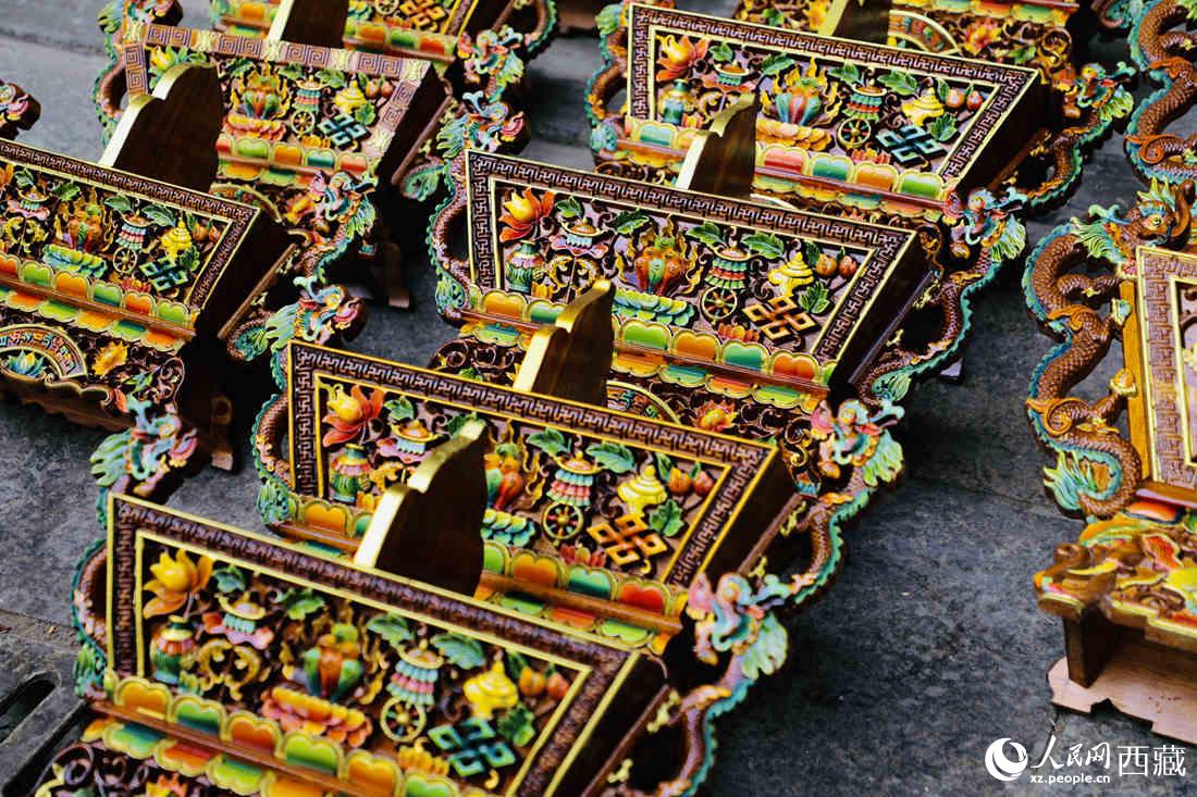 年貨市場上的切瑪盒。（切瑪盒是藏歷新年吉祥物，是在精制斗型木盒中用隔板分開，分別盛入炒麥粒和糌粑，插上“仔卓”，象征著人壽年豐、吉祥如意。）人民網(wǎng) 次仁羅布攝