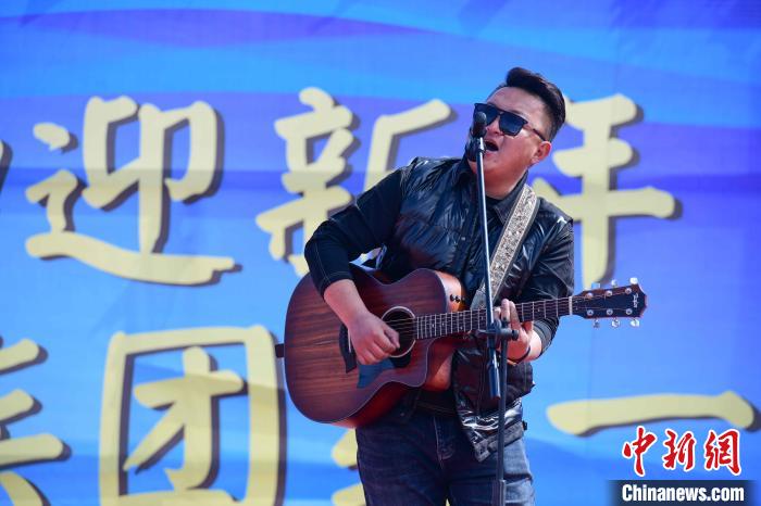 圖為文藝匯演現(xiàn)場(chǎng)?！∝暩聛?lái)松 攝