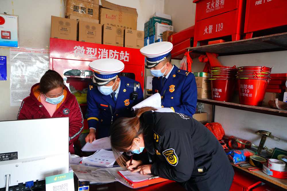 檢查消防器材。圖片由那曲消防提供