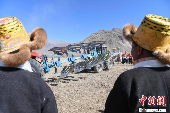 圖為拉薩市曲水縣茶巴朗村春耕儀式現(xiàn)場。　貢嘎來松 攝