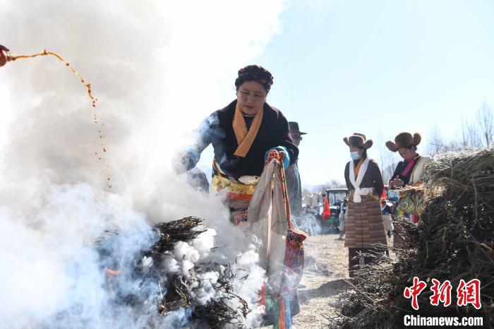 圖為拉薩市曲水縣茶巴朗村村民在春耕儀式前煨桑?！∝暩聛硭?攝