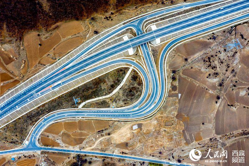 拉林高等級(jí)公路。徐馭堯攝