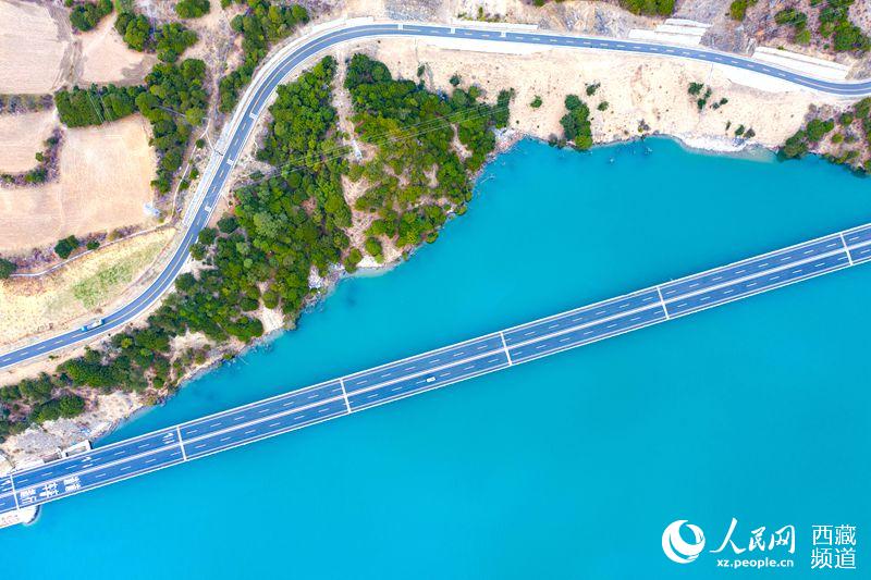 拉林高等級(jí)公路。徐馭堯攝