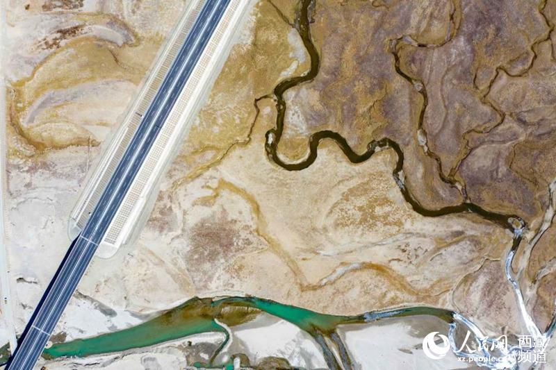 那拉高速公路。徐馭堯攝