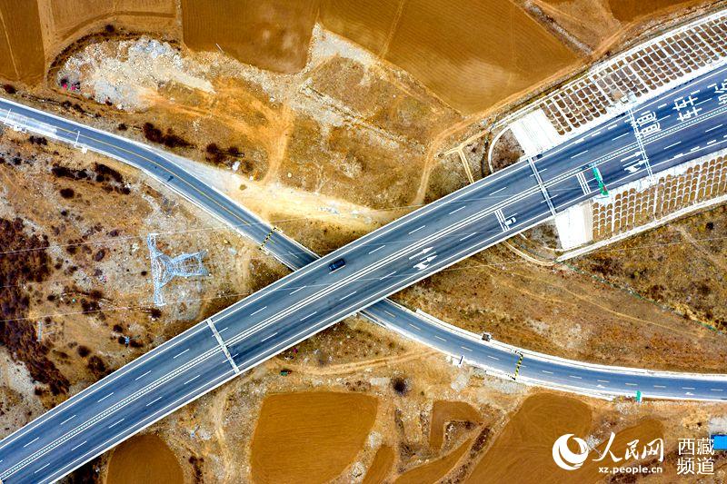 拉林高等級(jí)公路。徐馭堯攝