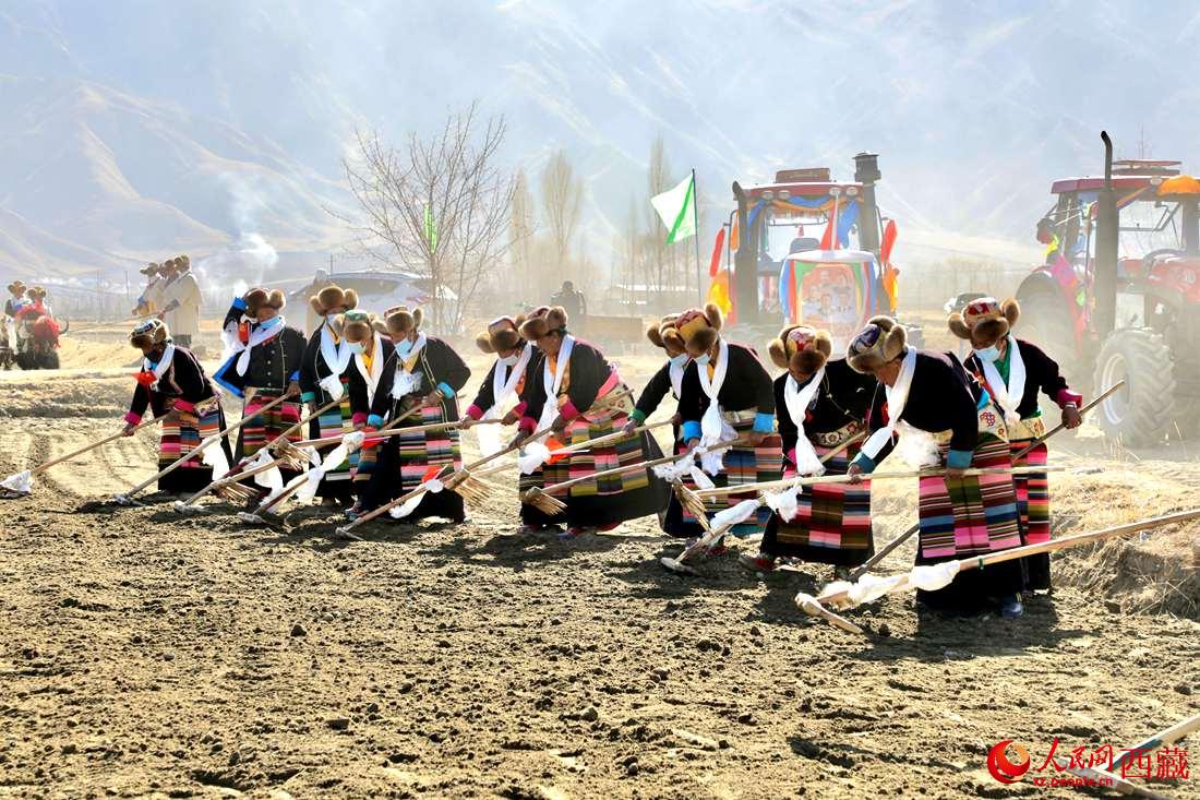 當(dāng)?shù)卮迕裆碇?jié)日盛裝，舉行春耕儀式。人民網(wǎng) 次仁羅布攝