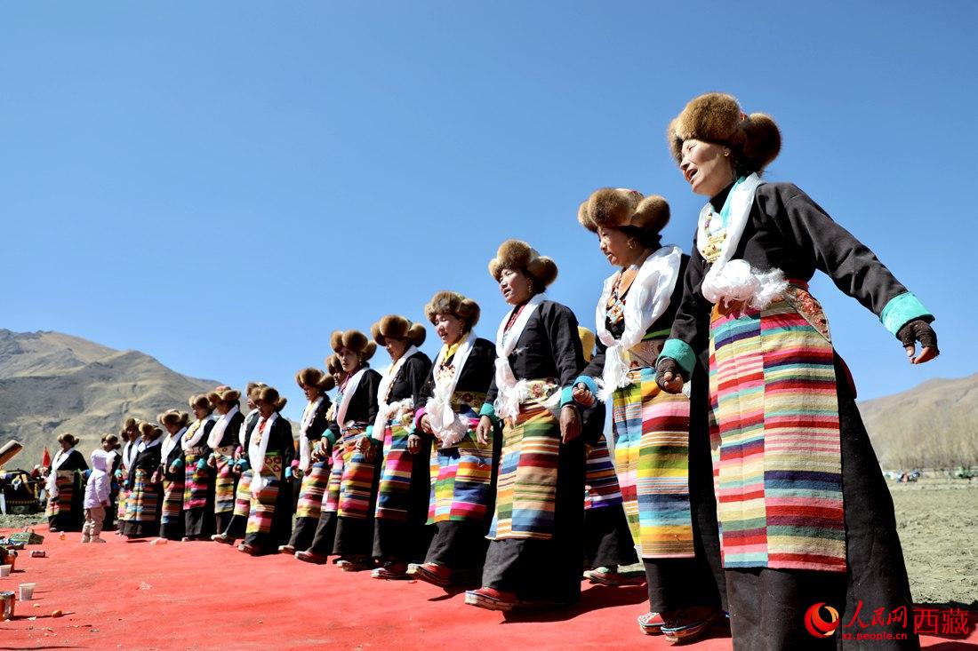 儀式結(jié)束后，農(nóng)田上仍洋溢著喜慶氣氛，村民們邊唱邊跳起了鍋莊舞。人民網(wǎng) 次仁羅布攝