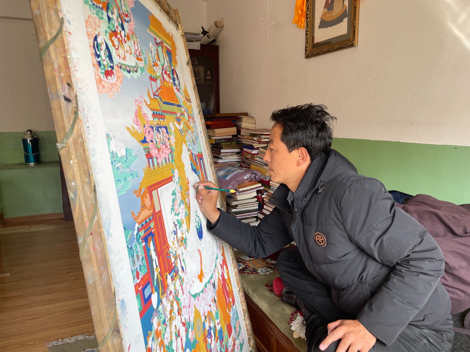貢覺杰正在繪畫唐卡。1(1815009)-20220318090842.jpg