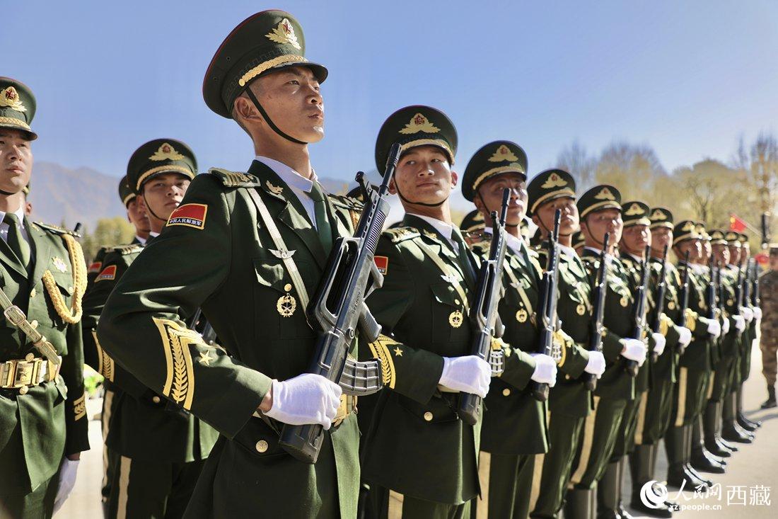 國旗護衛(wèi)隊隊員。人民網(wǎng)次仁羅布 攝
