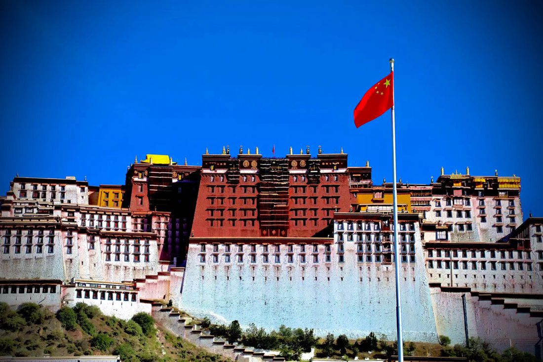 五星紅旗迎風飄揚。人民網(wǎng) 次仁羅布攝