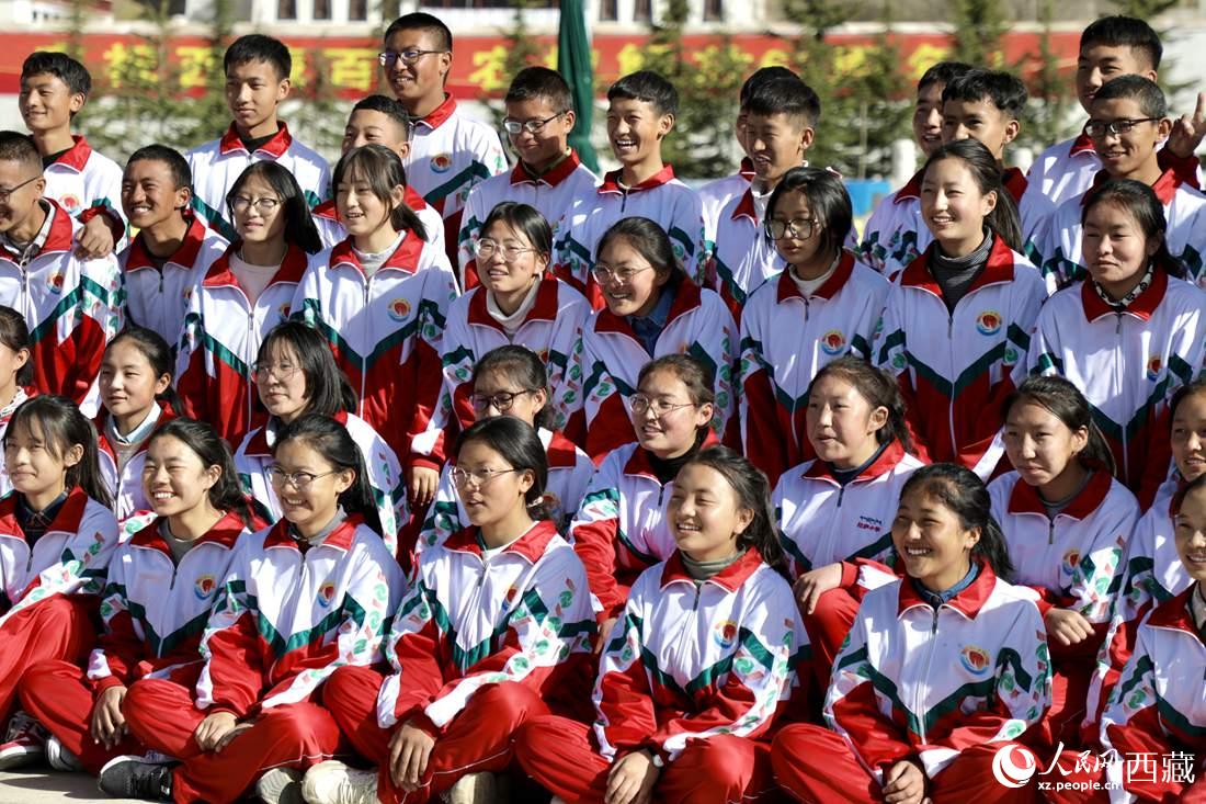 學生代表們合影留念。人民網(wǎng) 次仁羅布攝