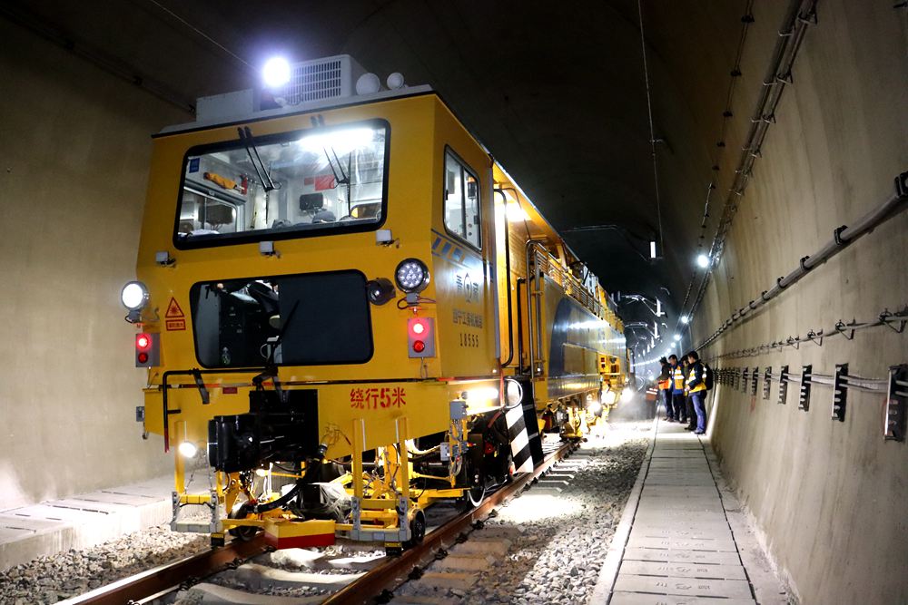 拉林鐵路迎來“大黃蜂”。祁國慶攝