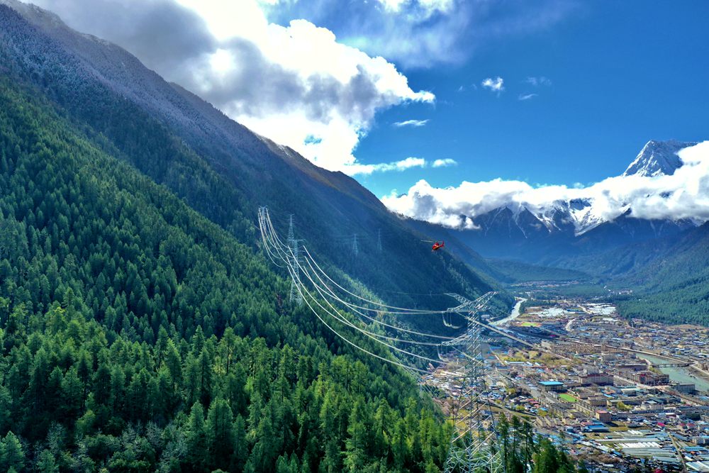 對波林線進(jìn)行巡視檢查。閆昱翰攝