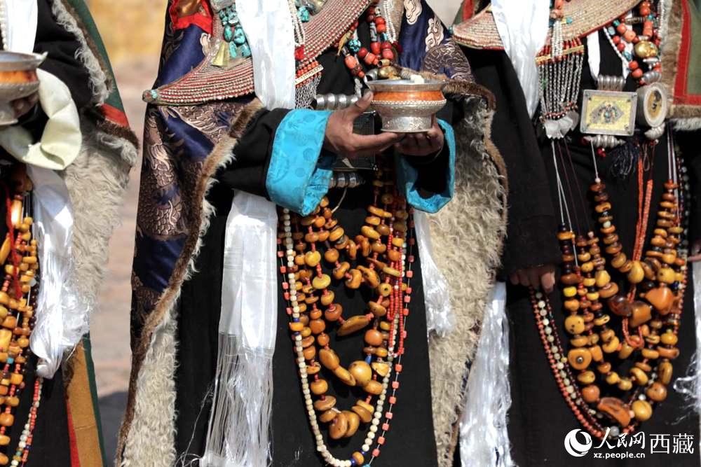 獨(dú)具特色的“飛天服飾”。人民網(wǎng) 李海霞攝