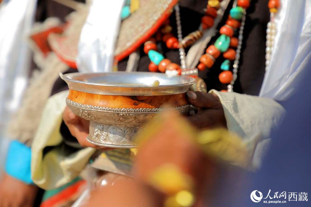 普蘭群眾展示當(dāng)?shù)靥厣?。人民網(wǎng) 李海霞攝