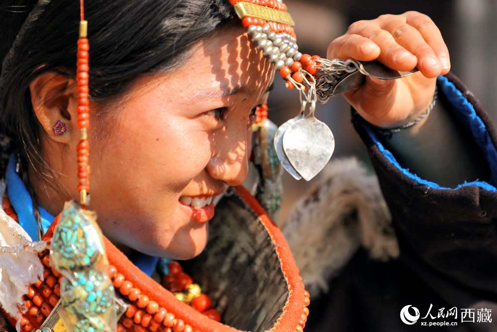 撩起“神秘面紗”。人民網(wǎng) 李海霞