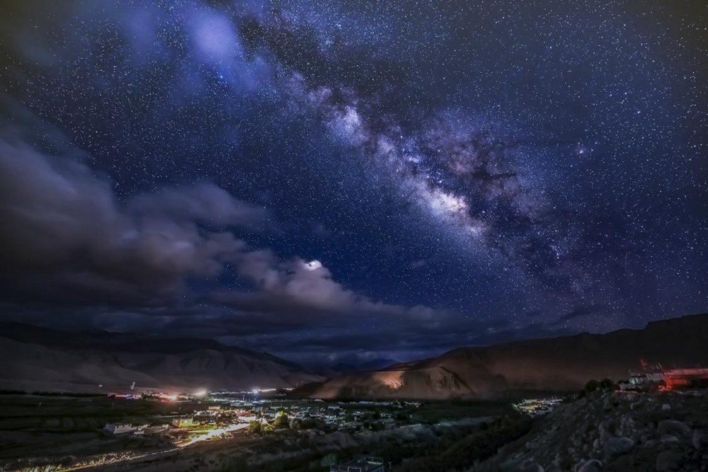 絕美星河。貢覺群培攝