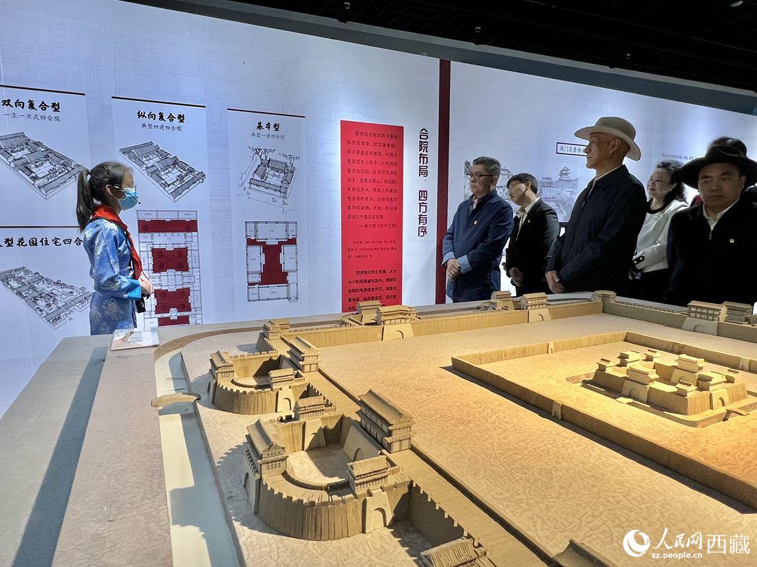 參觀人員認(rèn)真聆聽(tīng)講解員的解說(shuō)。人民網(wǎng) 次仁羅布攝