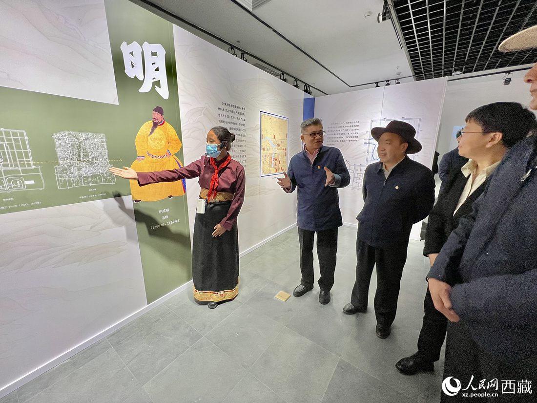 拉薩市北京實(shí)驗(yàn)中學(xué)的學(xué)生講解員進(jìn)行講解。人民網(wǎng) 次仁羅布攝