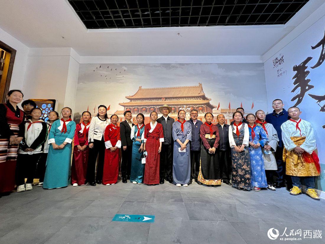 合影留念。人民網(wǎng) 次仁羅布攝