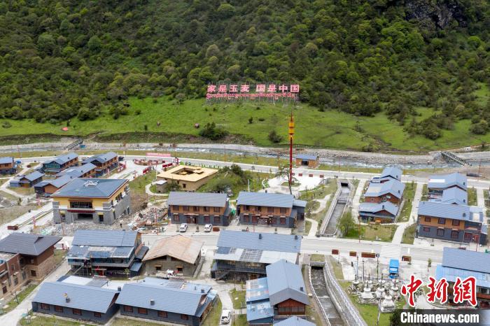 “家是玉麥 國是中國”的大字豎立在玉麥鄉(xiāng)旁的山腳上。　楊華峰 攝