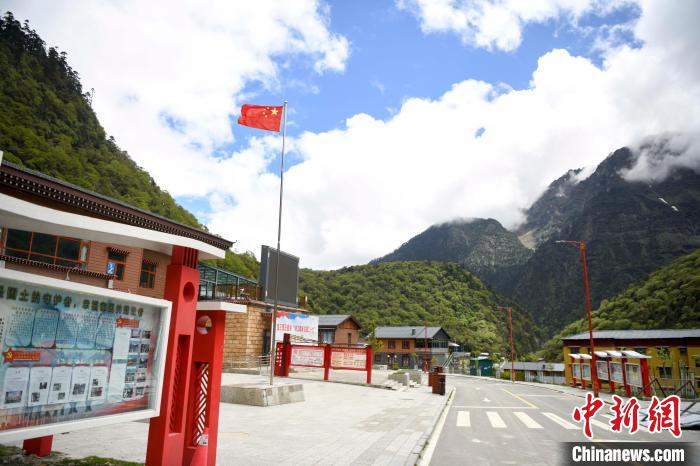 玉麥鄉(xiāng)內(nèi)道路變成了硬化路。　楊華峰 攝