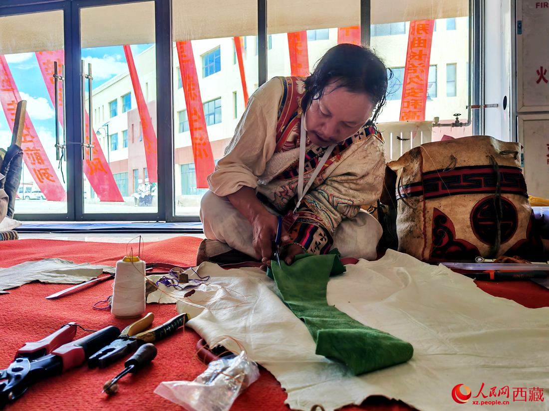 曾經(jīng)的放牛娃學(xué)得一身好手藝。人民網(wǎng) 李海霞攝