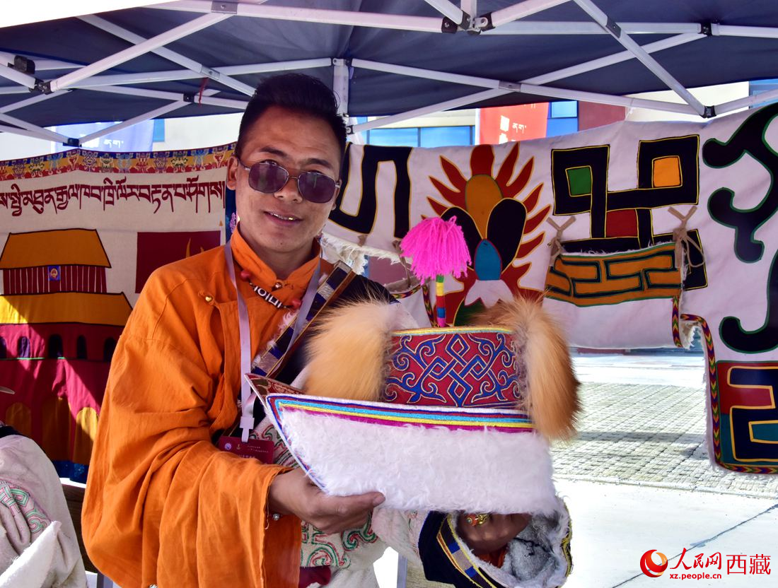 牧民展示手工作品。 人民網(wǎng) 李海霞攝