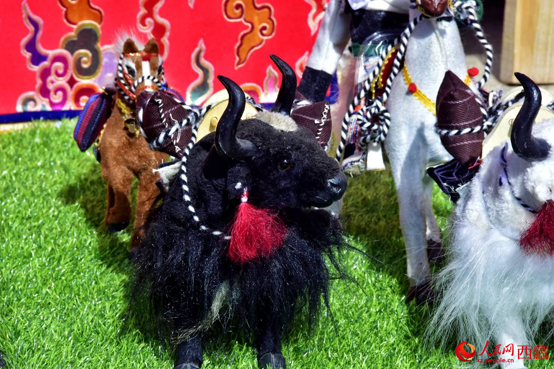 農(nóng)牧民制作的旅游紀(jì)念品。人民網(wǎng) 李海霞攝